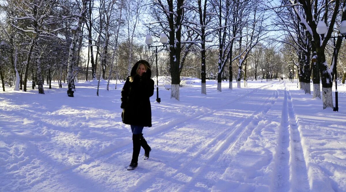 Девушка гуляет зима