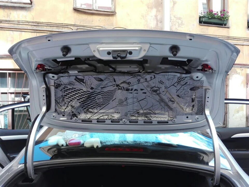 Шумоизоляция hyundai solaris. Шумоизоляция багажника шевроле круз. Шумка багажника акцент тагаз. Шумоизоляция крышки багажника ваз 2172. Шумоизоляция крышки багажника 30 приус.