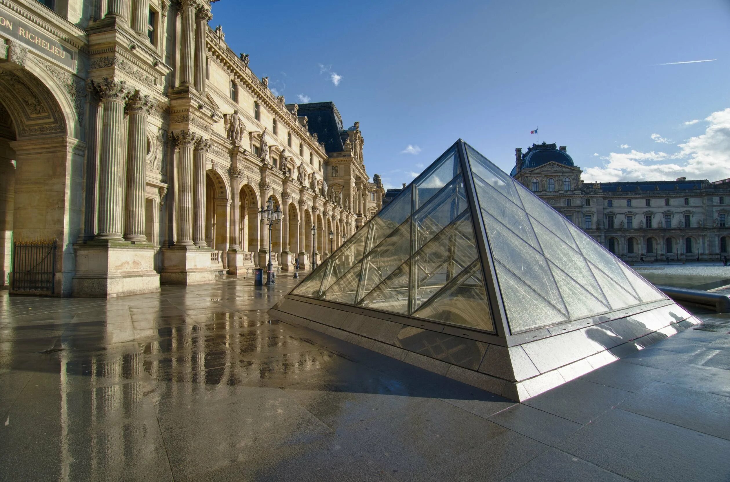 Лувр париж ночью. Королевский дворец лувр пирамида. Знаменитый музей лувр?. Париж). Лувр 2.