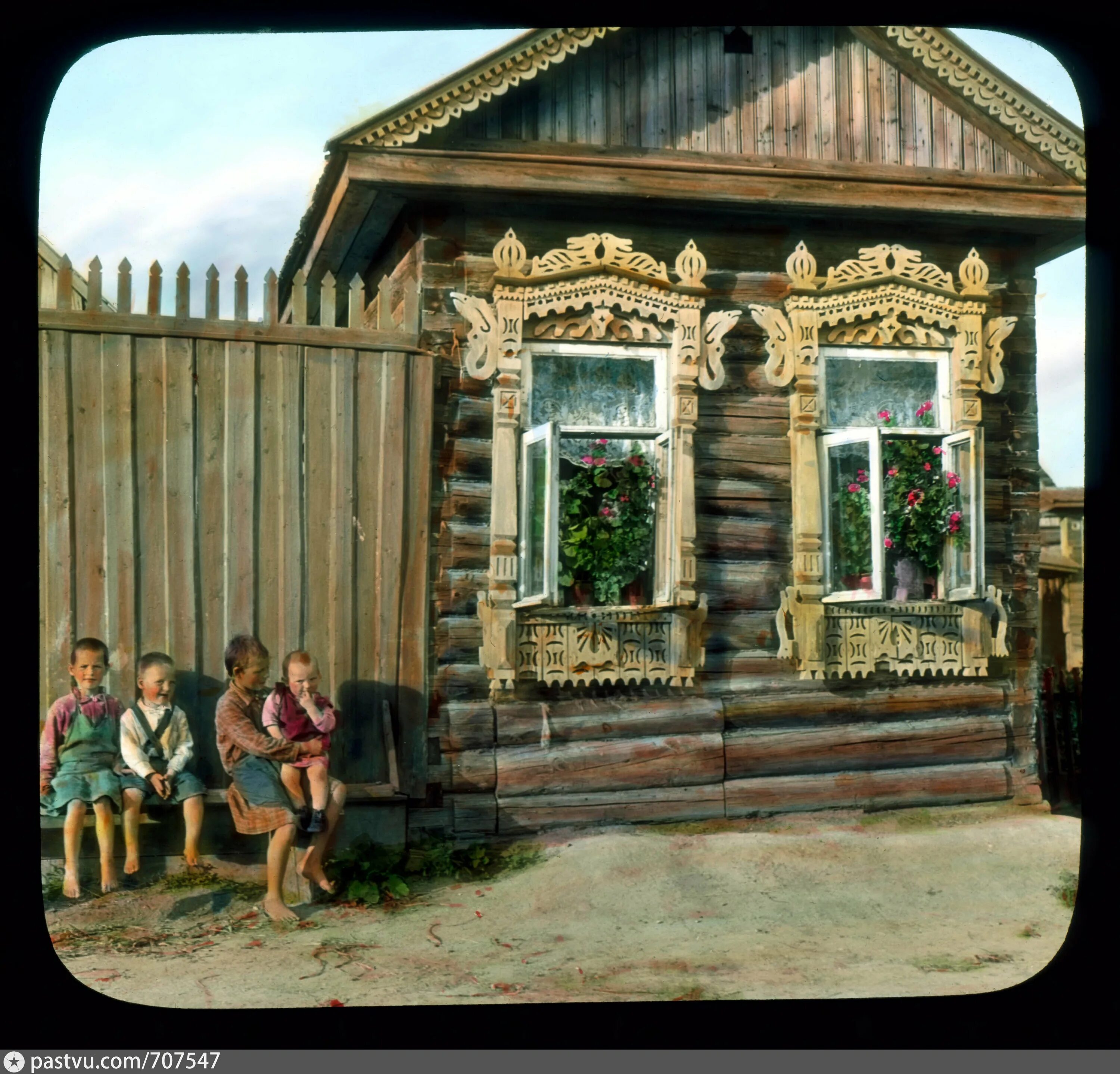 Деревни раньше. Деревянный дом 1930 года деревня. Деревянный деревенский дом. Деревенские домики старинные. Старенький деревянный домик.