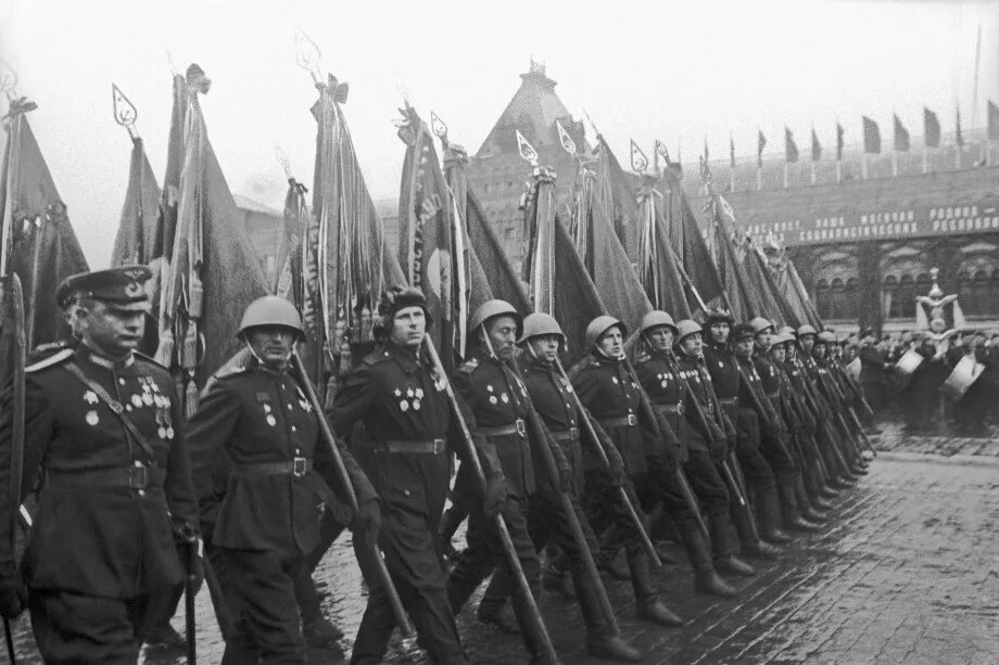 Первые парады победы. Солдаты парад Победы 1945. Парад Победы 24 июня 1945 СССР. 1 Парад Победы 1945. Парад Победы 1945 Москва 9 мая.