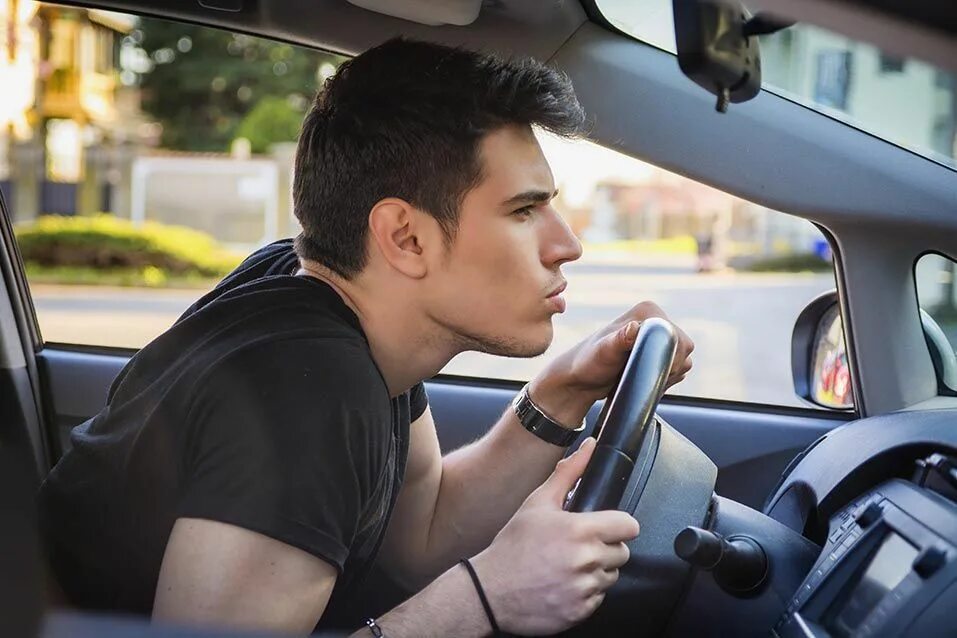 He doesn t driving. Водитель. Водитель новичок. Вождение машины. Мужчина в автомобиле.