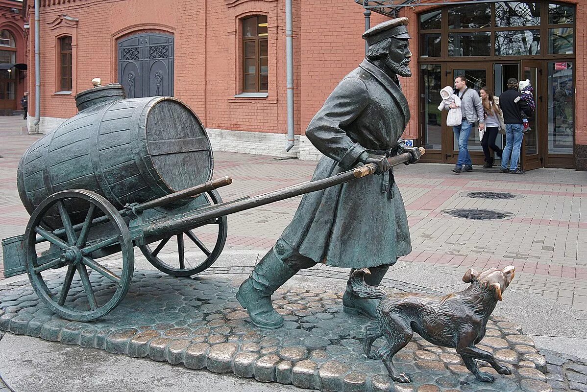 Про водовоза. Петербургский водовоз в Санкт-Петербурге. Памятник водовозу в Казани. Памятник петербургскому водовозу. Памятник водовозу в Коломне.