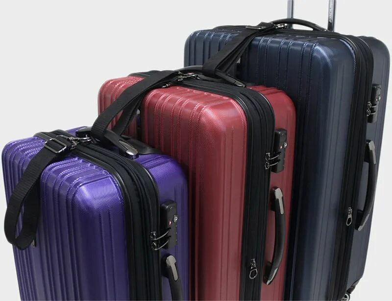 Круглый дорожный чемодан. Travelpro. Samsonite stackd. Много людей с чемоданами. Чемодан с сумкой в комплекте.
