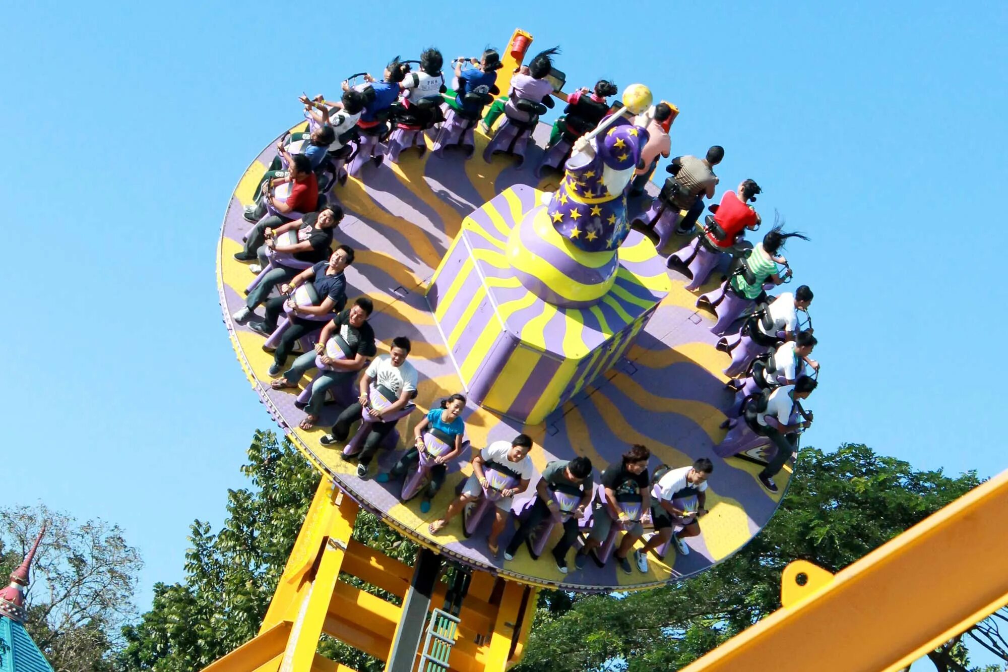 В парке на карусели по кругу установлены. Enchanted Kingdom парк. Муви парк Германия. Волшебный мир аттракционы. Горсовет Уфа парк Волшебный мир.