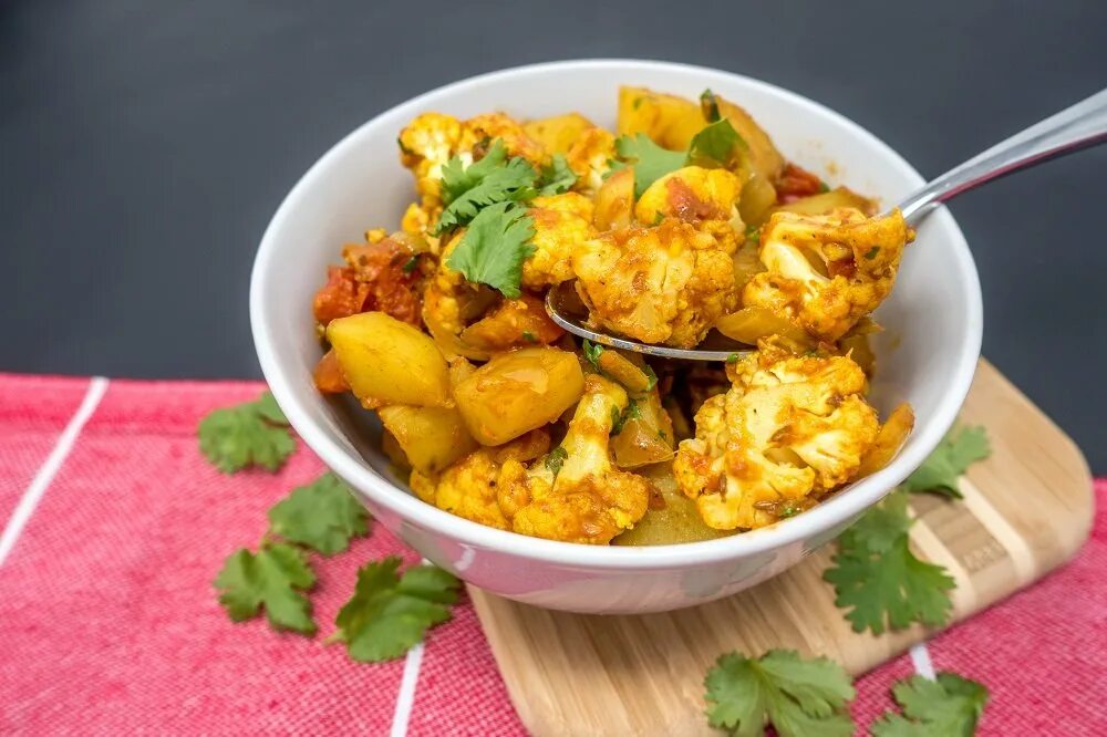 Индийские алу. Aloo Gobi. Индийская кухня алу Гоби. Aloo Gobi Masala. Aloo Tikka Masala.