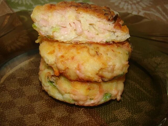 Драники картофельные с колбасой. Оладьи из кабачков. Боксти ирландские. Драники с колбасой и сыром на сковороде. Картофельные оладьи с колбасой и сыром.