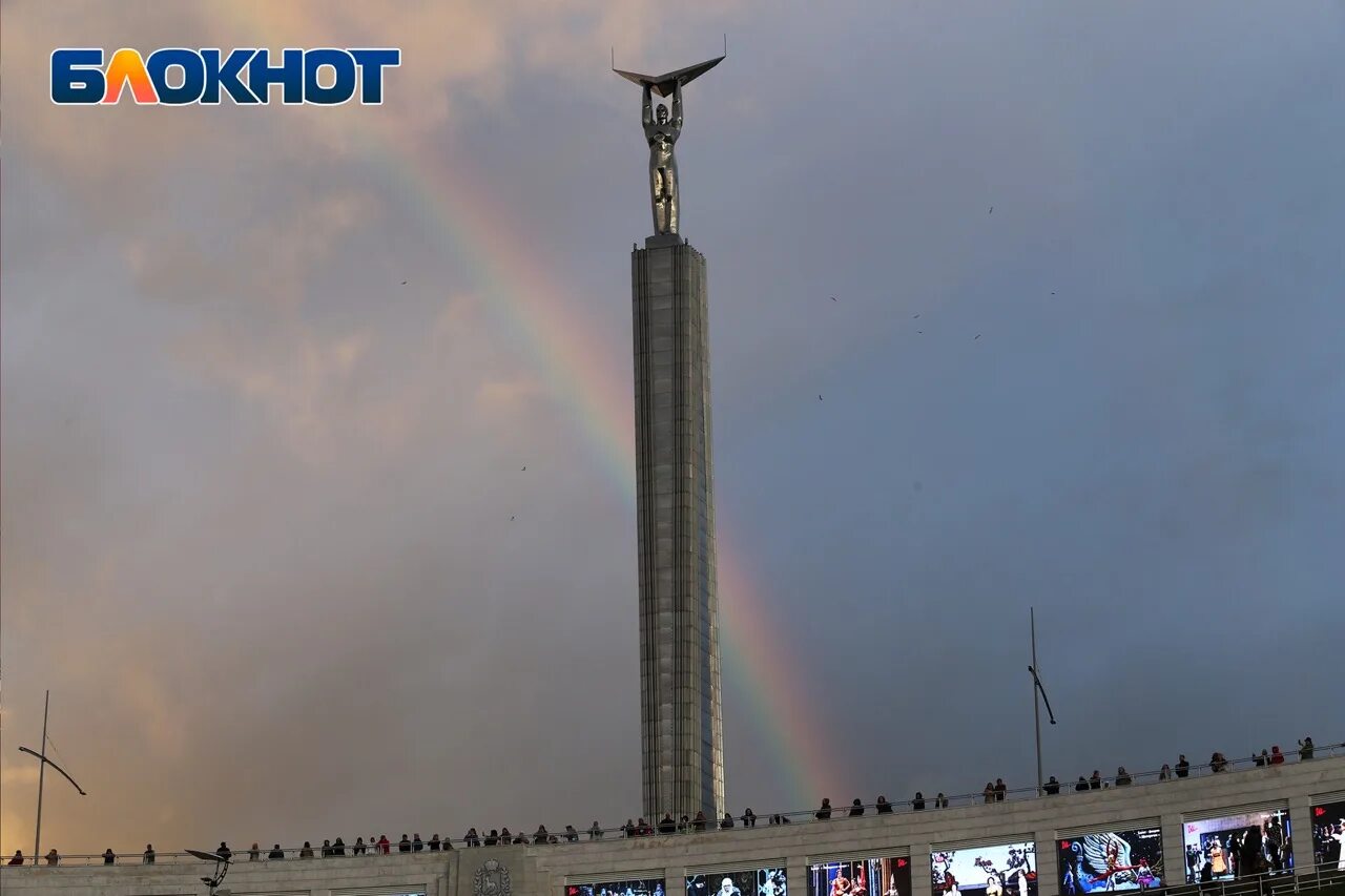 Площадь славы города Самара. Монумент славы Самара. Самара монумент славы площадь славы 2023 лето. Достопримечательности Самары площадь славы.