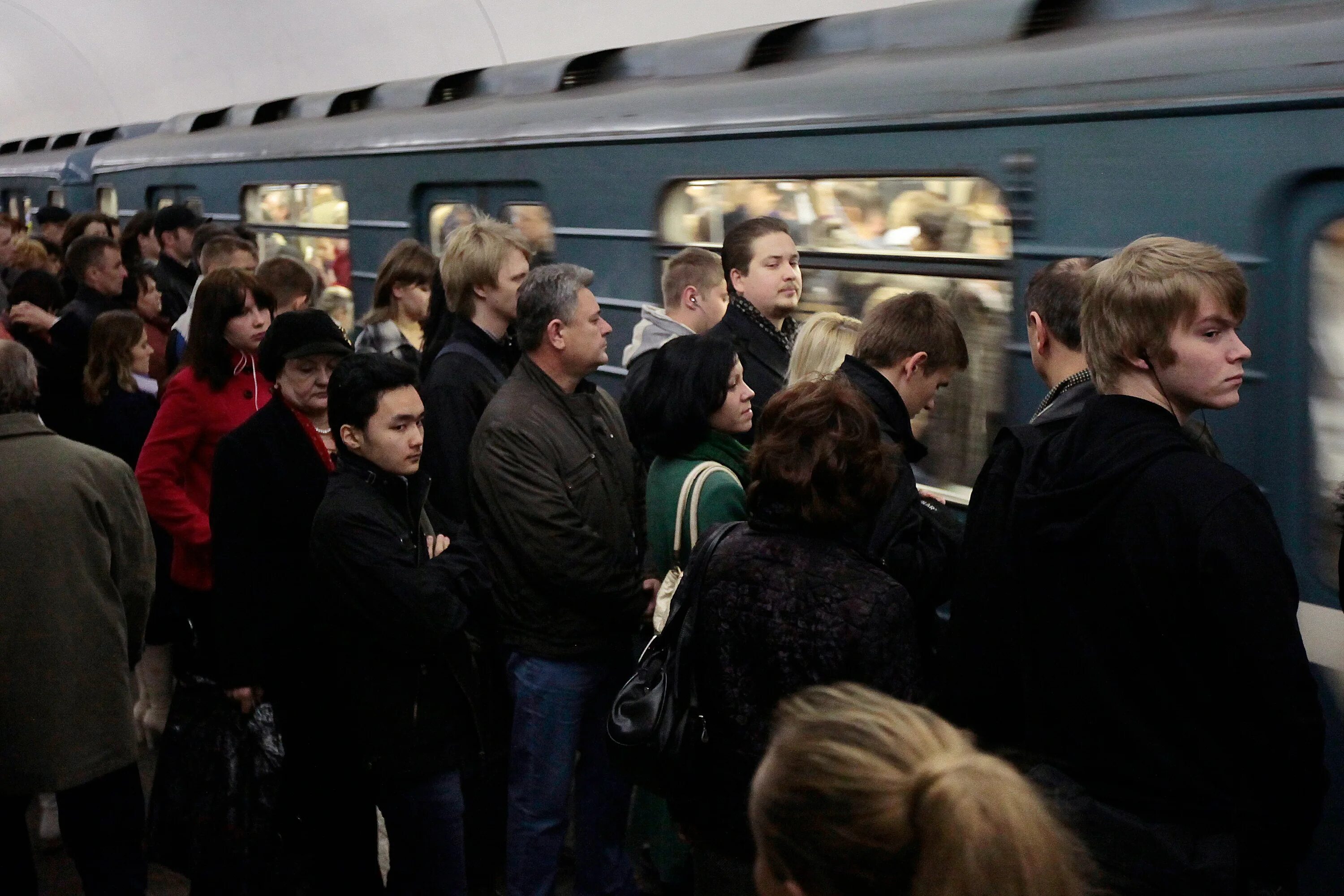 Сколько пассажиров в метро. Час пик в метро в Москве. Метро Москва час пик вагон. Люди в Московском метро. Толпа в метро.