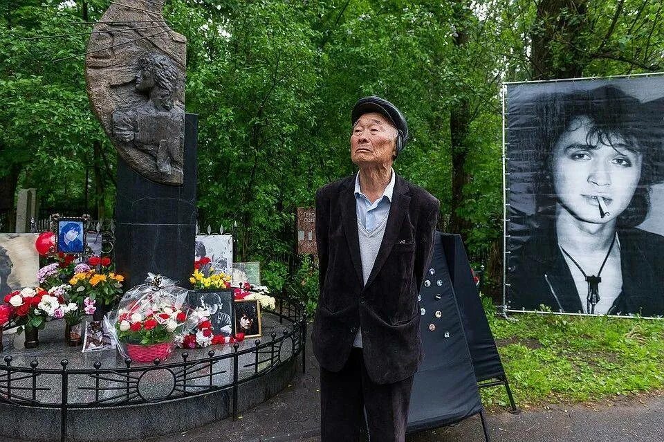 Роберт цой. Алексей фомкин могилка. Майкл джозеф джексон жив. Как определить жив человек или нет. Жив ли.