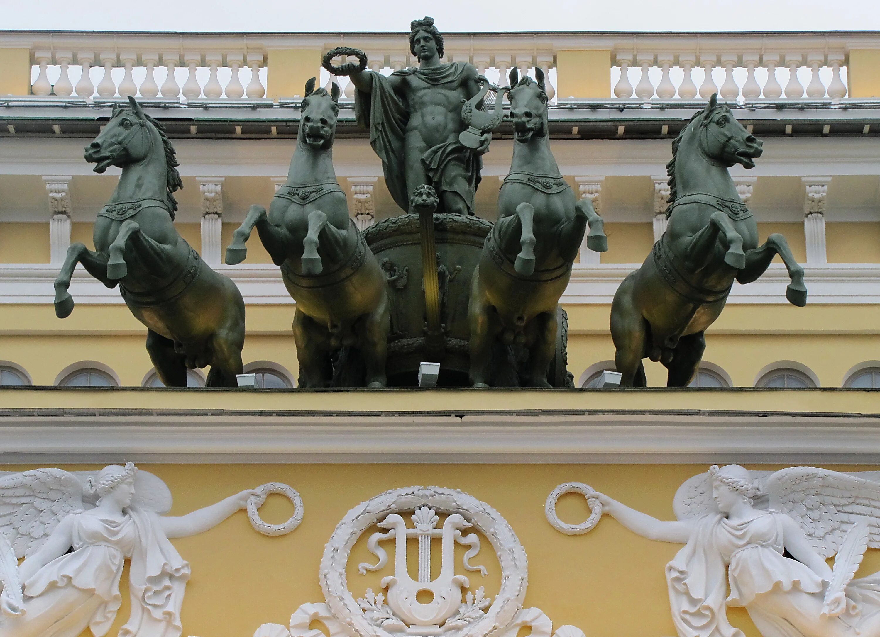 Театр с лошадьми в санкт петербурге. Квадрига аполлона. Квадрига аполлона на александринском театре. Александринский театр аполлон. Александринский театр аполлон.