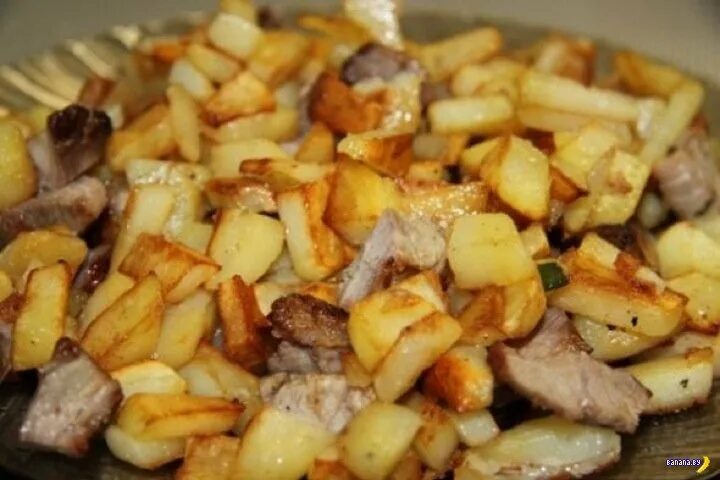 Жареная картошка мясом свинины. Жареная картошка с мясом. Жареная картошка со свининой. Картофель жареный с мясом. Жареная картошка с салом.