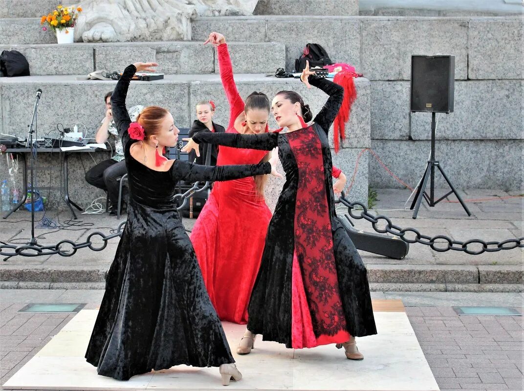 Веер для фламенко. Ансамбль танца. Фламенко спб. Фламенко спб. Балет монте карло золушка.