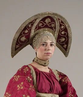 Женский народный костюм головной убор