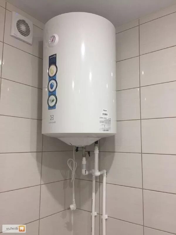 Электрический водонагреватель накопительный 80 подключение. Монтаж бойлера. Установка водонагревателя работ. Установка водонагревателя работ. Монтаж водонагревателя накопительного.