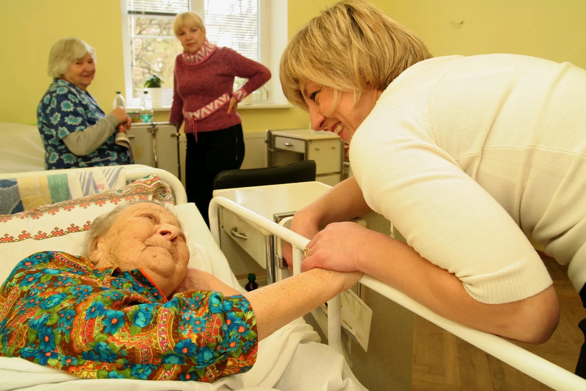 Пожилые в стационарных учреждениях. Социальные услуги пожилым людям. Пенсионеры в больнице. Сиделка для пенсионера в больнице. Работа ухаживать за инвалидами