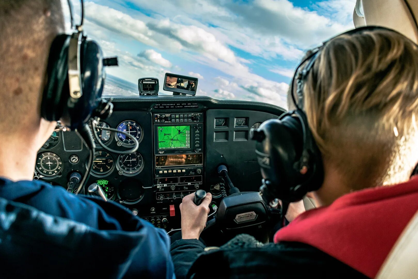 Штурвал Cessna. Полет за штурвалом в Москве. Полет на вертолете за штурвалом в Москве. Полет за штурвалом самолета в подарок Москва. Полет на самолете за штурвалом