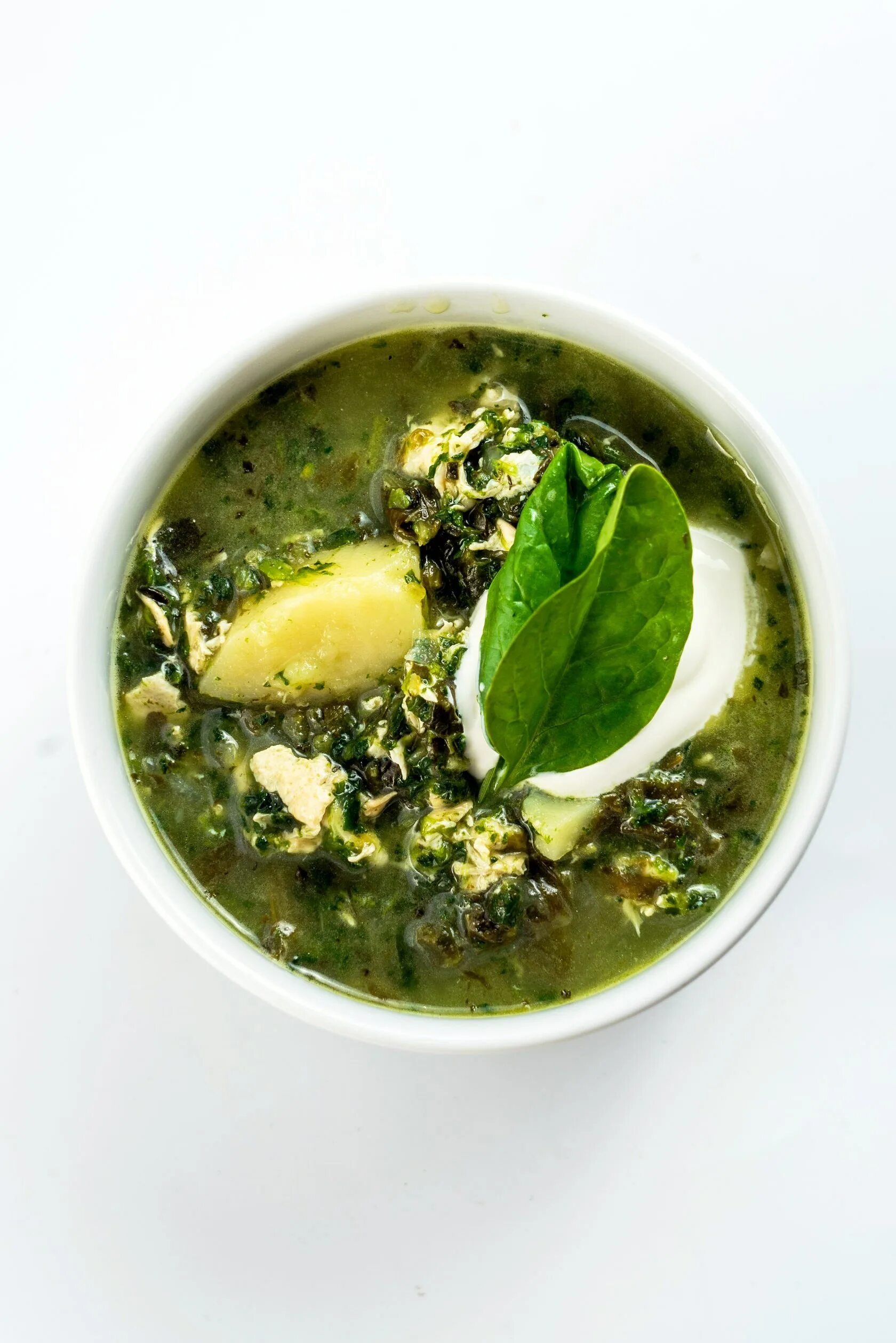 Консоме с яйцом пашот. Суп пюре из шпината с гренками. Куриный суп со шпинатом. Бульон со шпинатом. Шпинатный суп пюре.