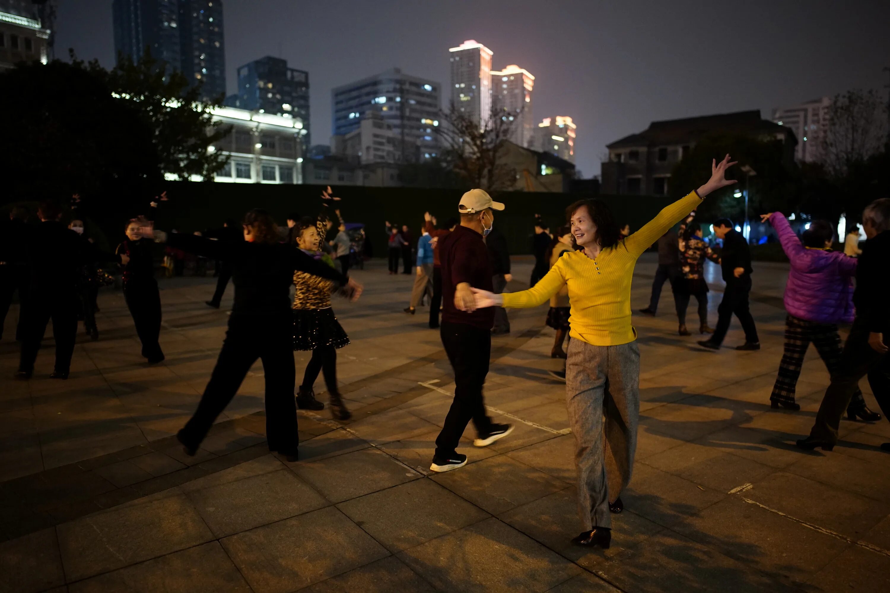 Танцы много людей. Люди танцуют. Люди танцуют в парке. Люди танцуют ночью. Танцы ночью в парке.