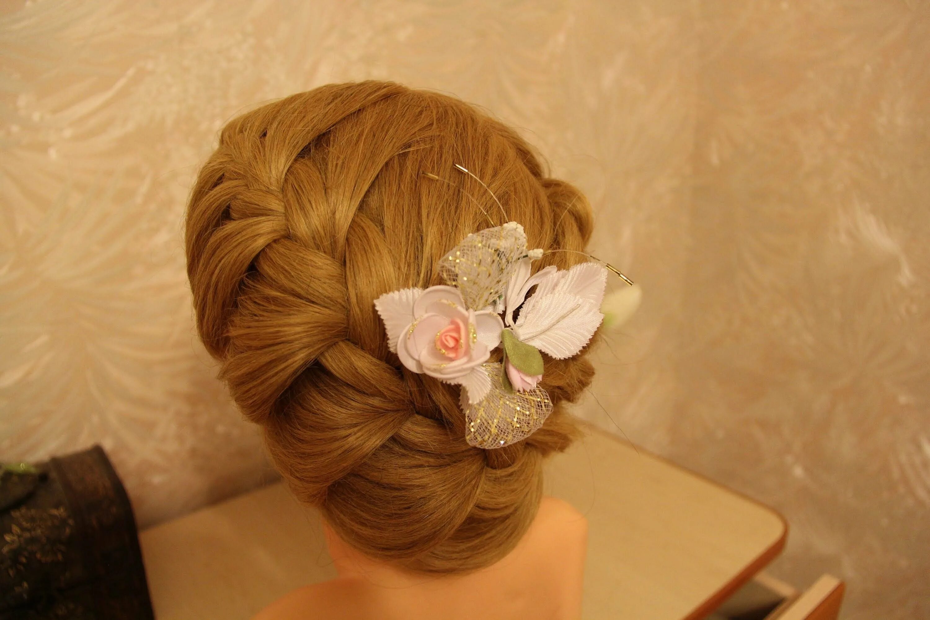 Прическа корзиночки из косичек. Прическа корзиночка. Прическа корзиночка. Плетение косичек для девочек. Красивые причёски для девочек.