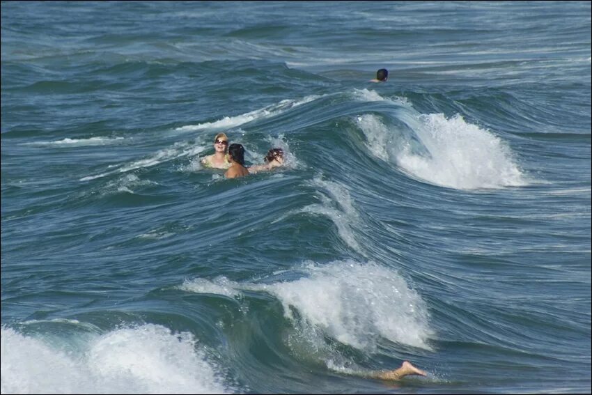 девушка на волне. волны шторм. женщина на море. мужчина океан. волна накрывает.