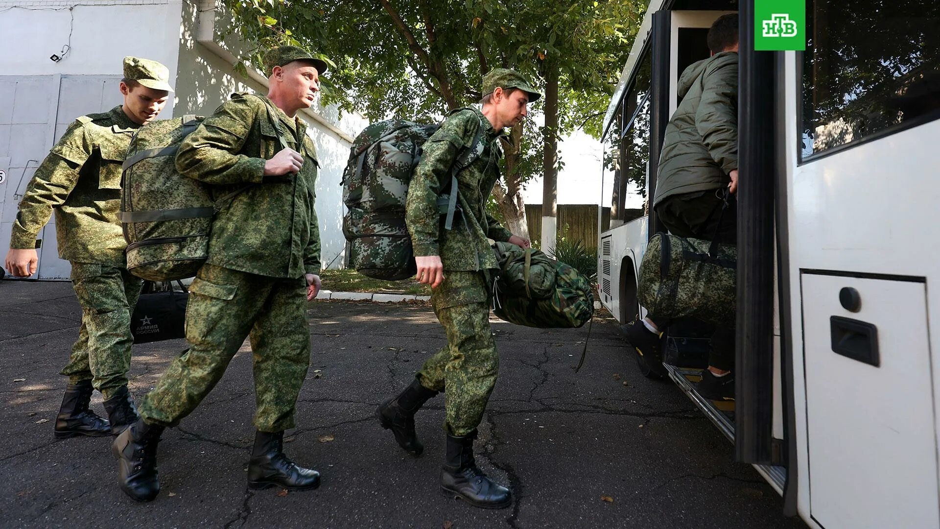 Призывное о мобилизации. Мобилизованные на украине. Человек в военной форме. Мобилизованные военные. Армия.