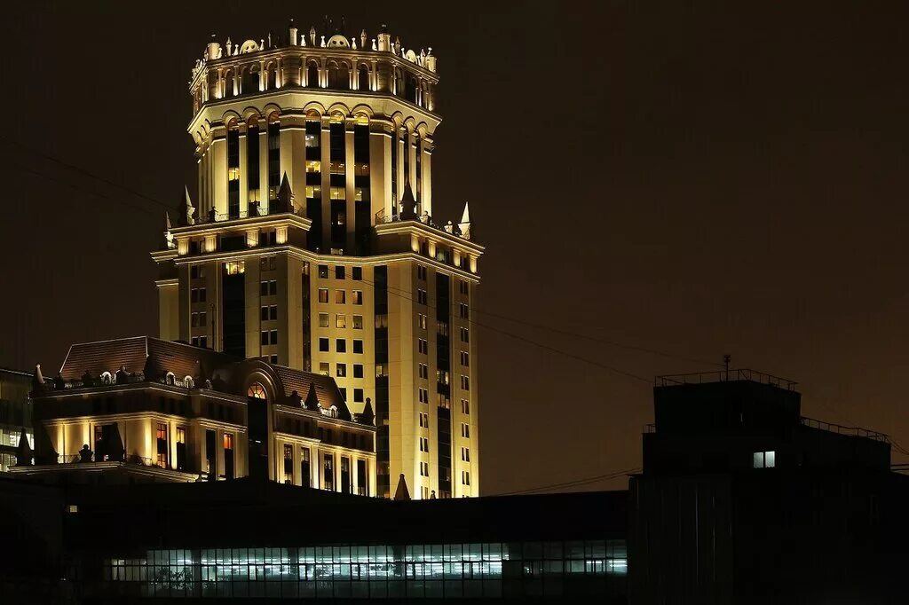 В москве находится здание