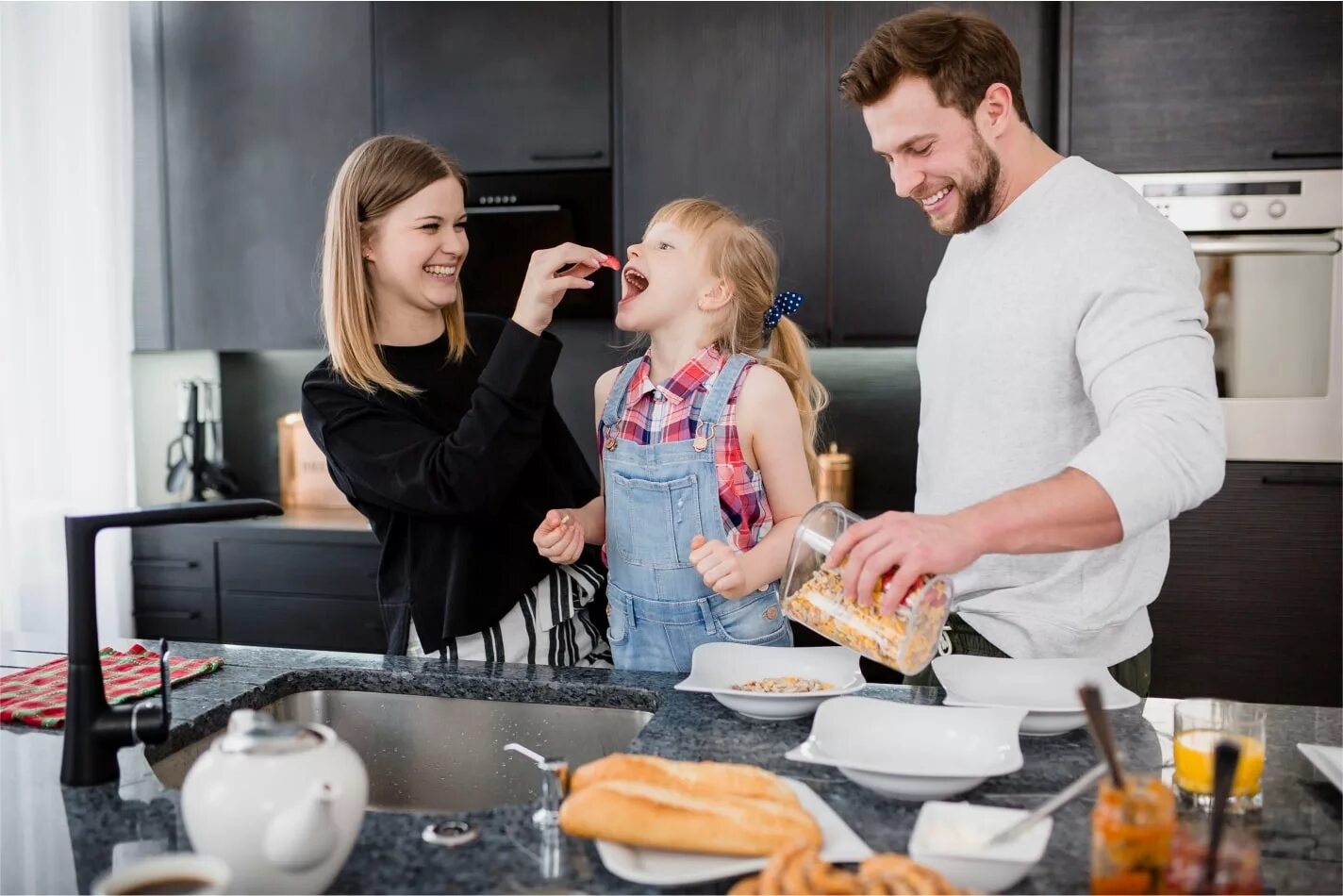 Семья на кухне. Счастливая семья на кухне. Семья на современной кухне. Фотосессия семьи на кухне.