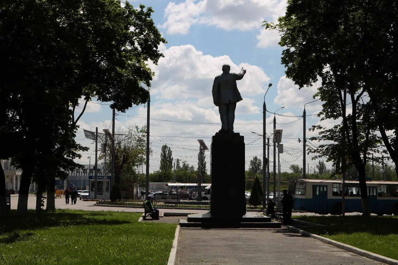 Брянск ул ленина. Сквер имени Ленина Брянск. Сквер имени Ленина Брянск Володарский район. Памятник Ленину Брянск. Памятник в Брянске Привокзальная площадь Ленина.