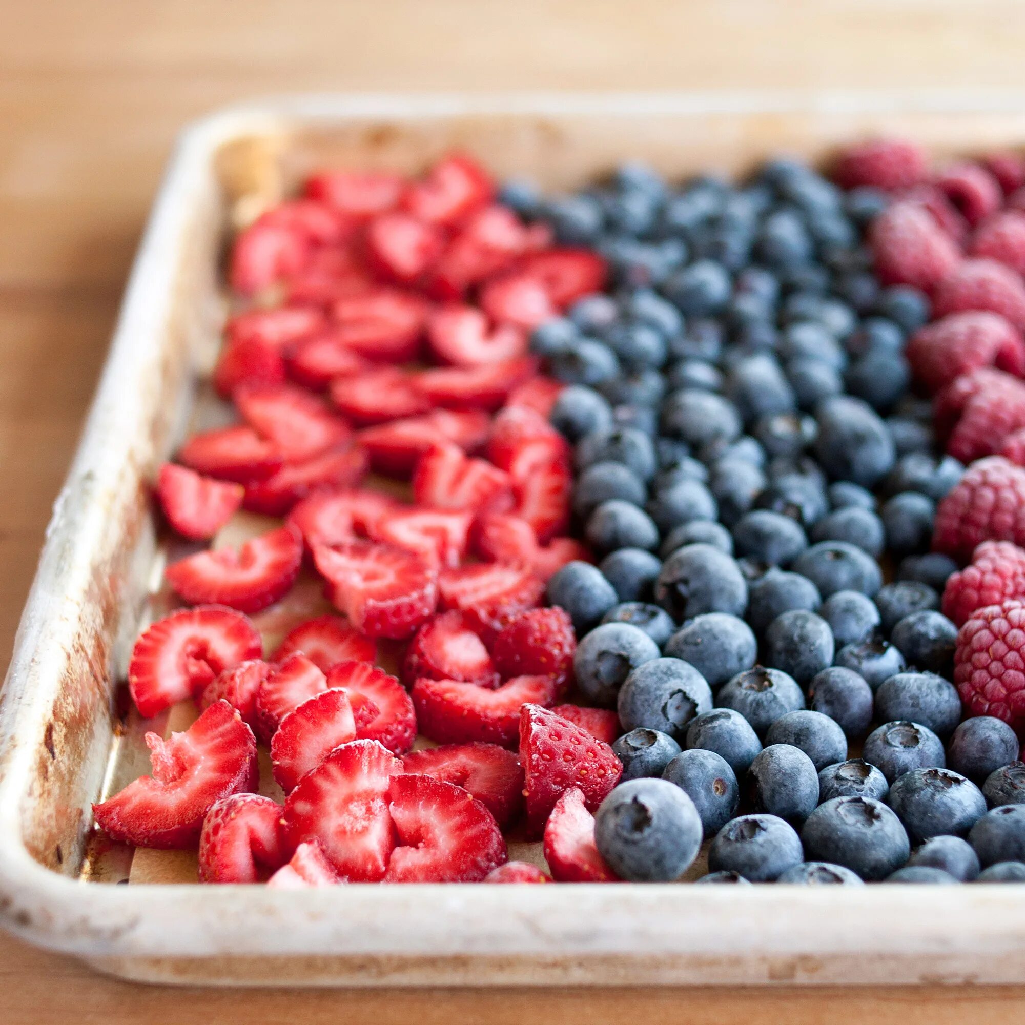 Freezing fruits. Замороженные фрукты. Ягода свежемороженая. Мороженные ягоды. Заморозка ягод.