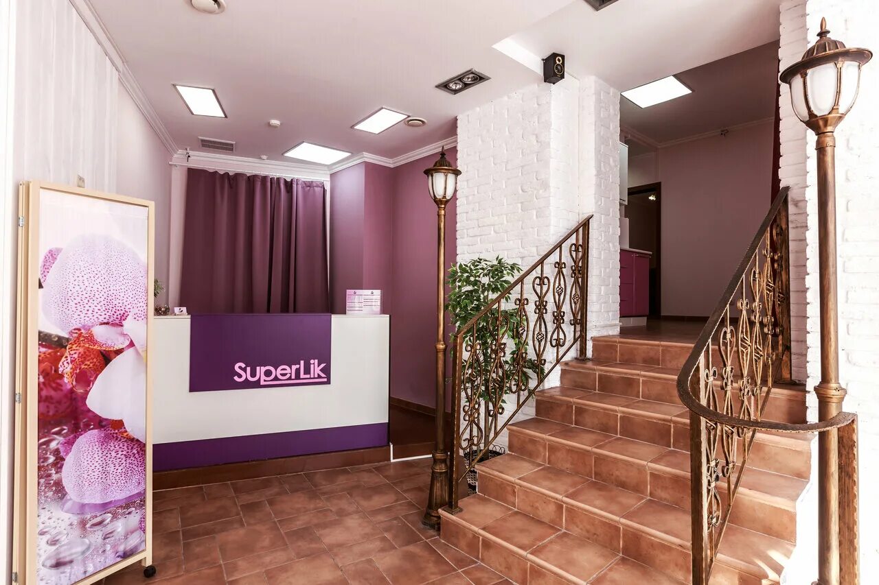 Красногорск ул 50 лет октября д 1 салон красоты. Картины для салона красоты. Галерея красоты и стиля ас красногорск. Салон красоты скайлайн химки молодежная 76. Интерьеры парикмахерских.