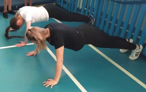 Отжимания нормативы. Школьницы на физкультуре. Отжимание девочки 7 класс. Отжимания в школе. Девочка отжимается.