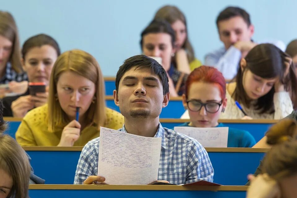 Вуз. Студенты вузов Москвы. Недовольный студент. Заочное обучение студенты.