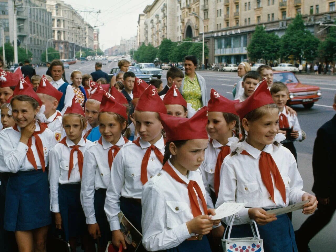 Пионеры метов. СССР 70е пионеры. Форма пионеров советского Союза. СССР детство Пионерия. СССР пионеры 80х.