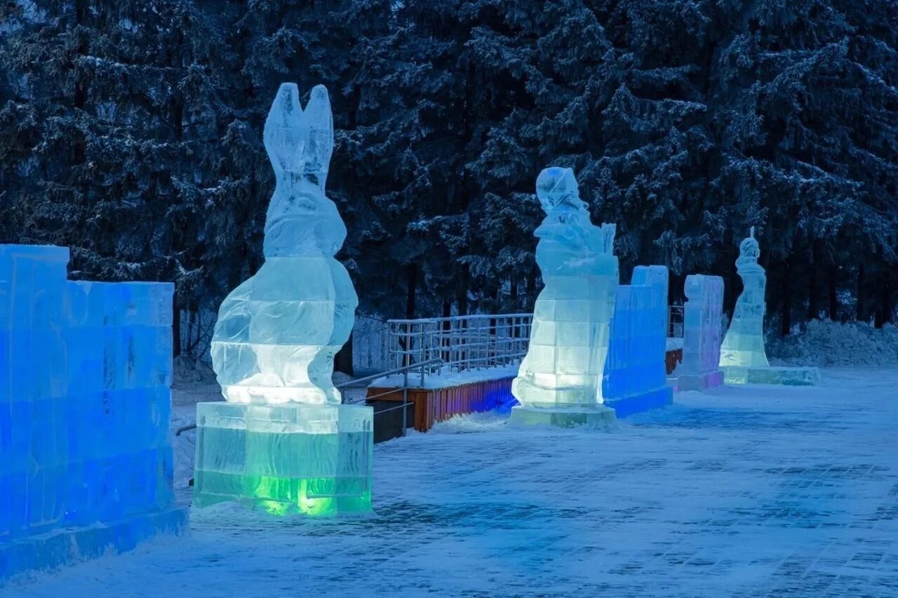 Ледовый талант омск. Ледовый городок Омск. Ледяные городки в Омске 2023. Ледяной парк в Омске. Ледяные горки в Омске.