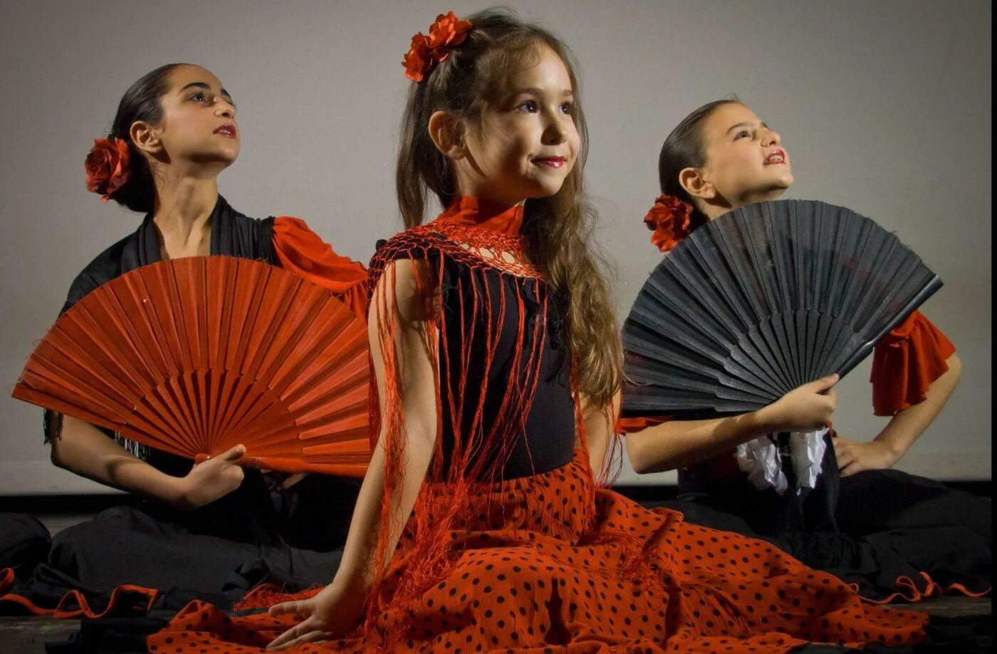 Детская испанская музыка. Фламенко испания гитарист. Фламенко tablao. Слушать испанские песни лучшие. Испанские дети танцуют.