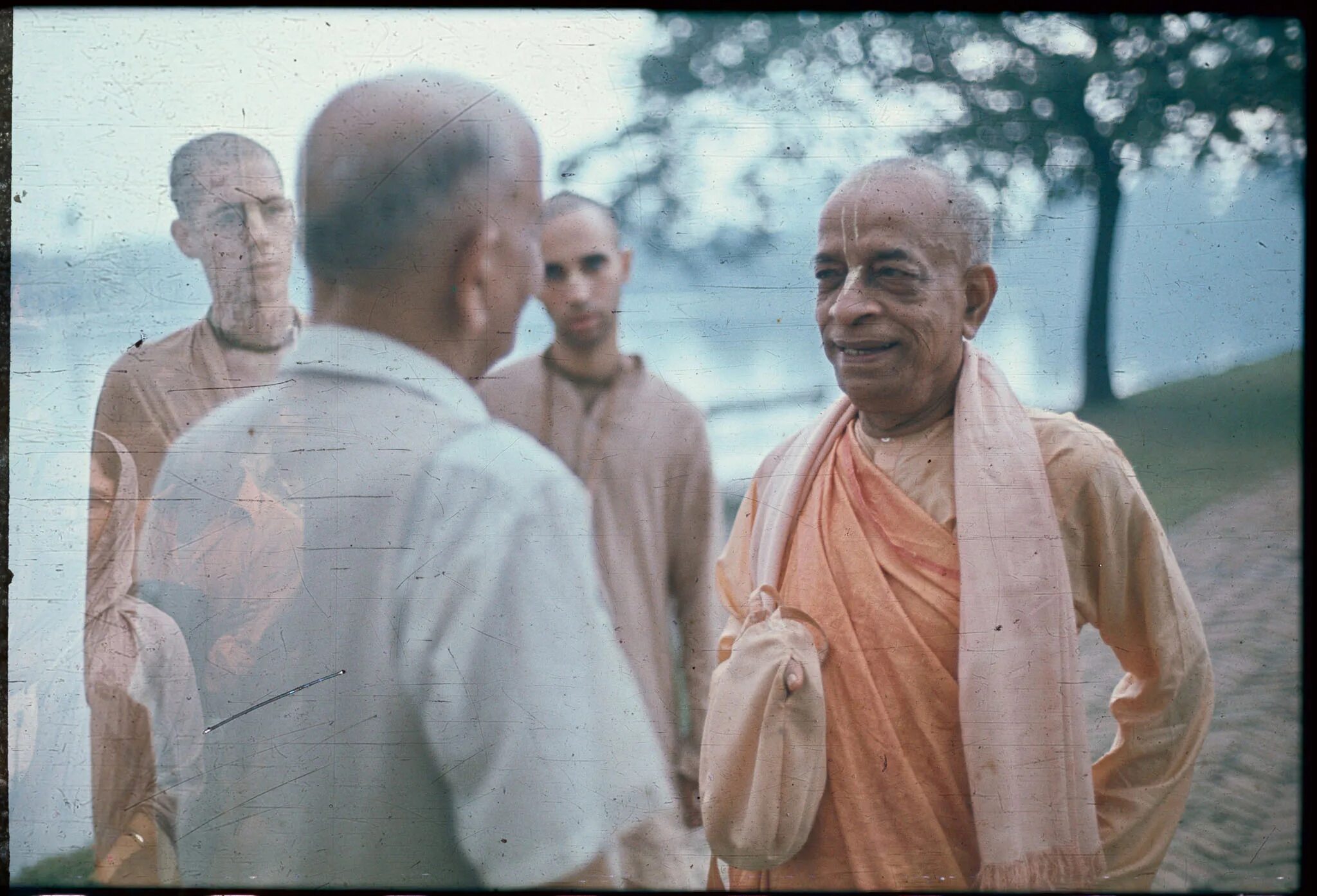 Прабхупада харе кришна слушать. Бхактиведанта свами шрила прабхупада. Радханатха свами и прабхупада. Шрила прабхупада йагья. Джаянанда прабху ученик шрилы прабхупады.