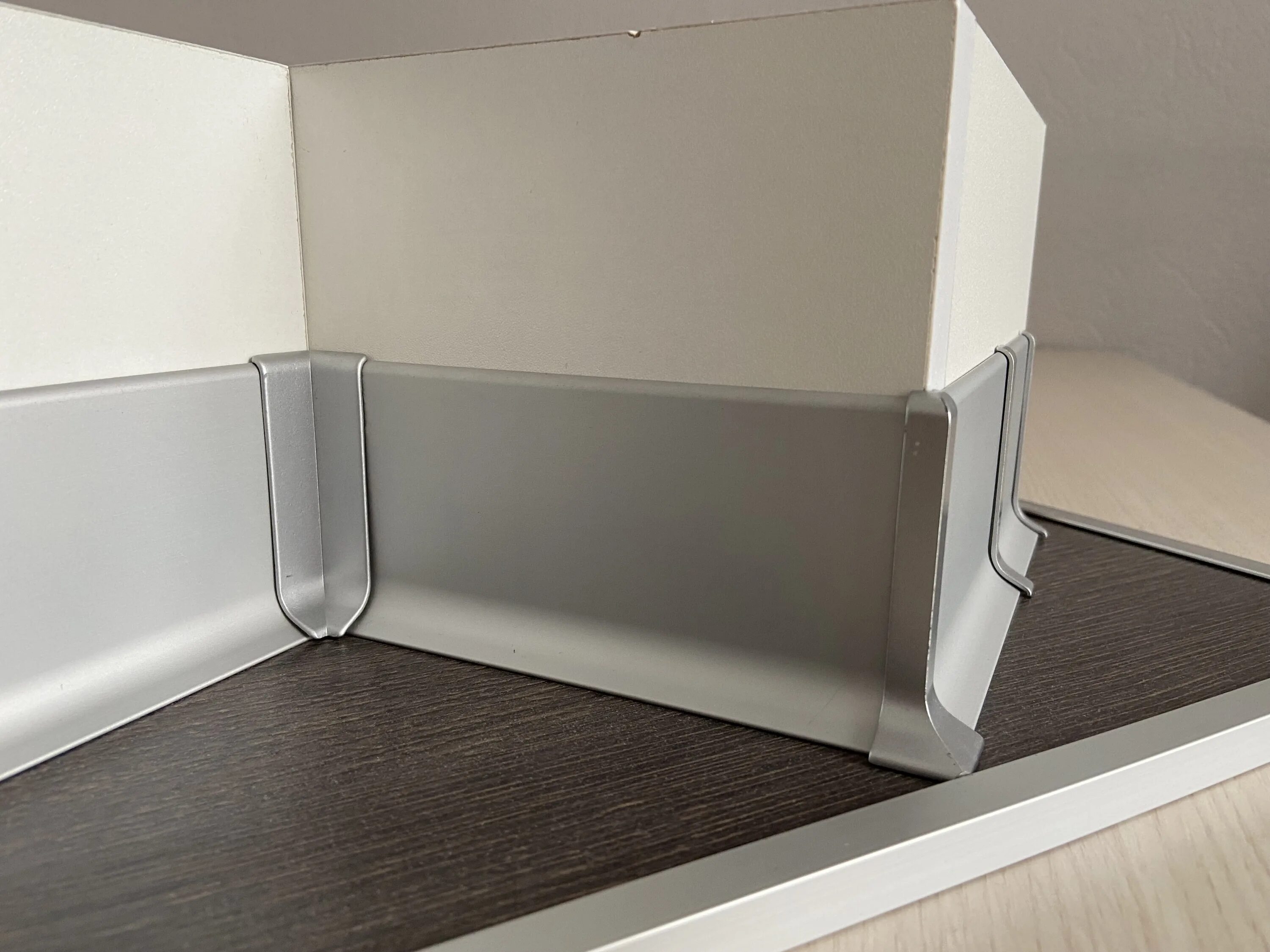 Плинтус алюминиевый l образный. 22. Плинтус алюминиевый l образный. Плинтус алюминиевый l образный черный матовый (40х13х3000 мм). Плинтус алюминиевый diele 80 анодированный 2500х80х11 мм.