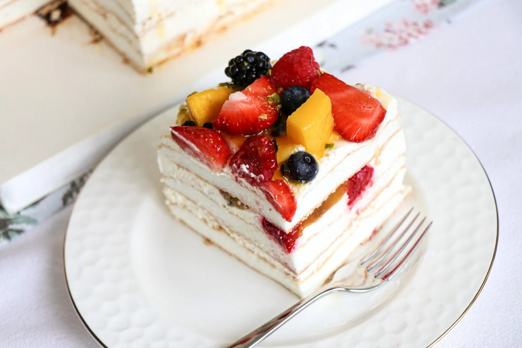 торт с фруктовой прослойкой. торт крещатый яр пошаговый. меренговый корж. лазурит меренговый рулет. мокрый бисквит.