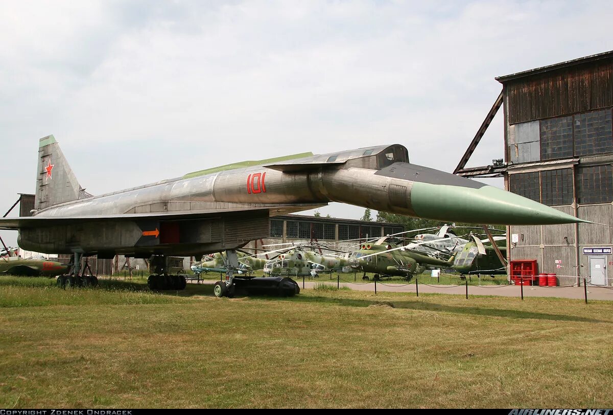 Сайт сотка. T4 сотка. т-4 сотка самолёт. sukhoi t-4. т4 в монино.