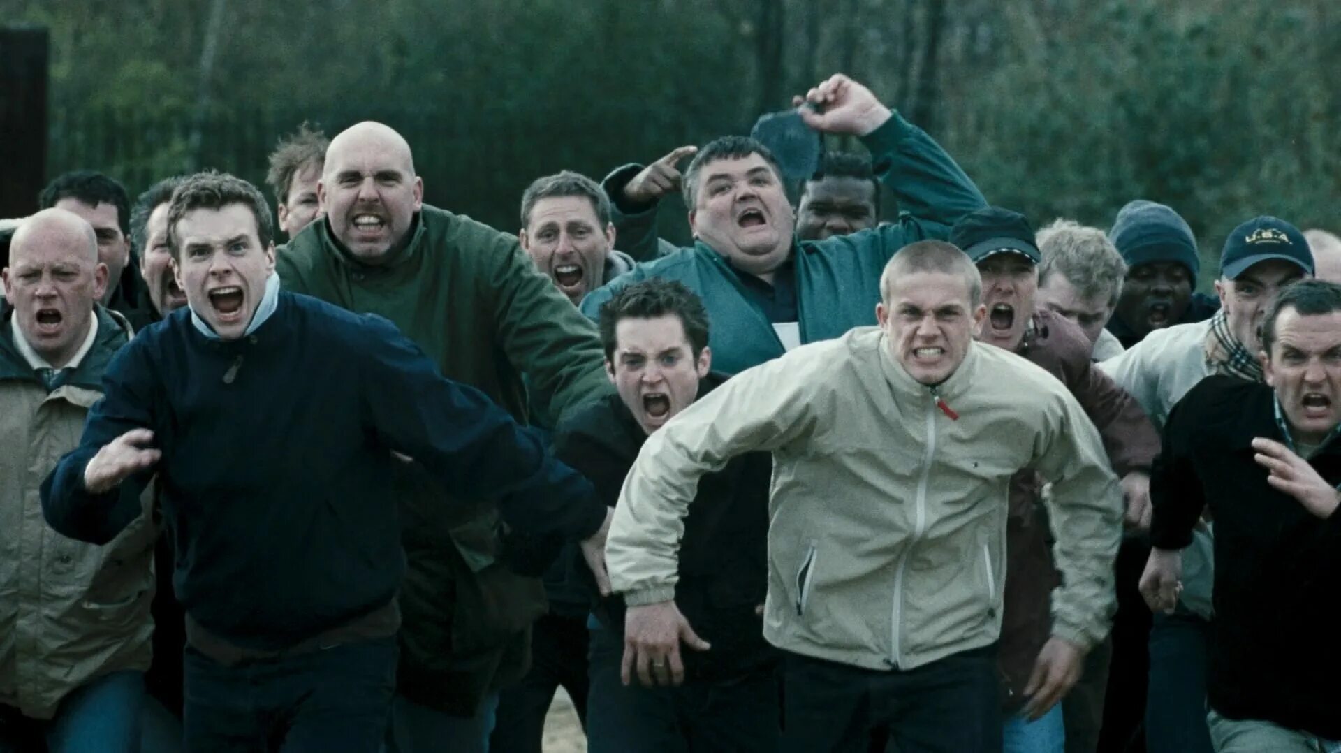 Банда хулиганов. Элайджа вуд хулиганы зеленой улицы. Чарли ханнэм зеленая улица. Хулиганы зеленой улицы боввер. Хулиганы фильм 2005 чарли ханнэм.