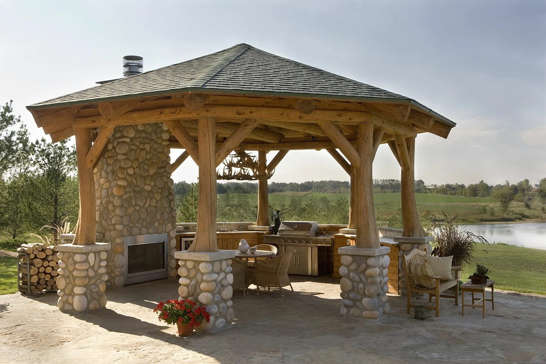 Беседка с мангальной зоной. Беседка с мангальной из дерева. Мангальная зона из бревна. Беседка с мангальной зоной на даче из дерева. Мангальная зона из бревна.