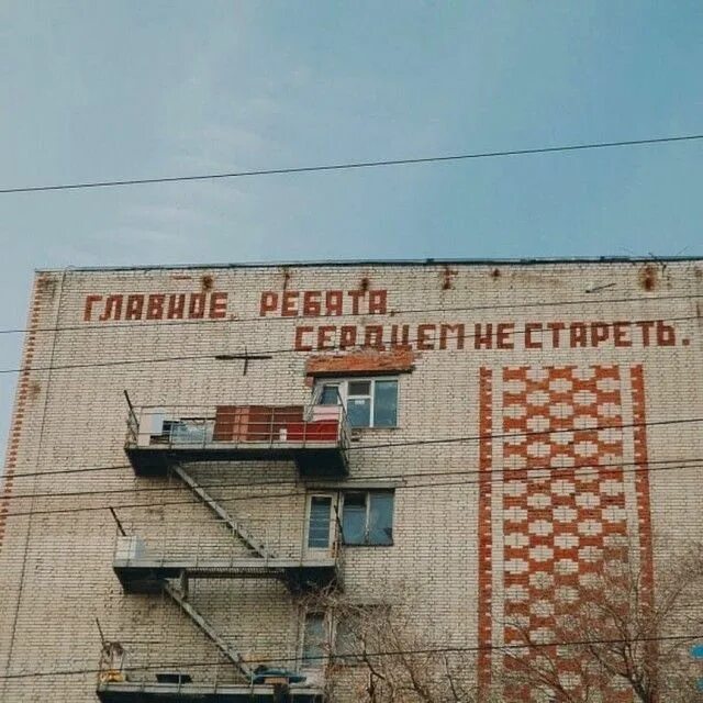 Открытки главней всего погода в доме. Кот в доме хозяин. Важней всего погода дома. Главнее всего погода в доме. В доме должен кто-то одна.