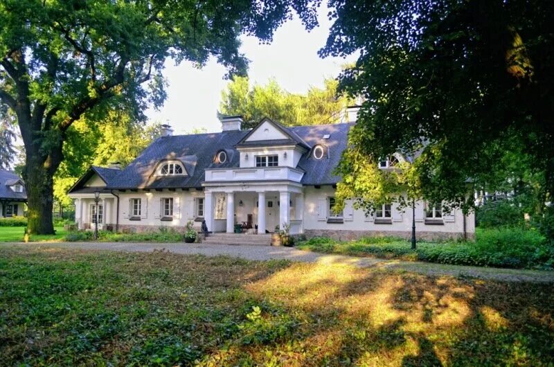 Пол поместья. Старинный интерьер польских домов. Усадьбы польши. Поместья в польше. Особняк с конюшней.