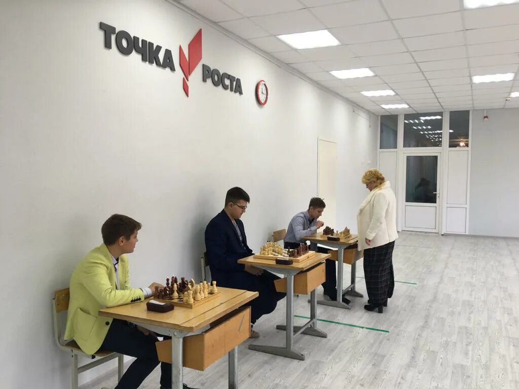 Центр точка роста это ответы. Холмовская школа точка роста фото. руководитель центра точка роста в школе. точка роста архангельская область. точка роста мурманск.