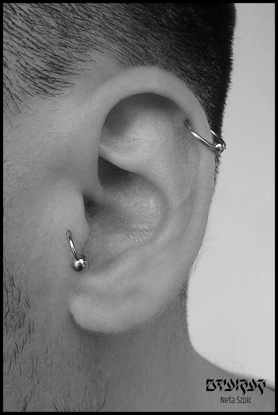 Форвард хеликс (forward helix) пирсинг. Прокол хряща уха хеликс. Прокол хряща хеликс 2 кольца. Прокол хряща хеликс серьги мужские. Хеликс пирсинг мужской.