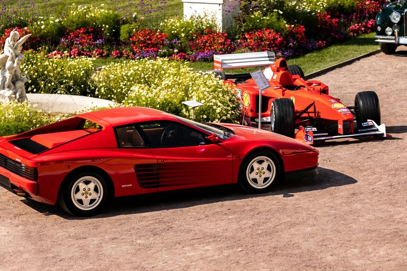 Карусель парк аттракционов бамперные автомобиль. Флай машина аттракцион. Красная буханка пищеблок. Аттракцион машинки электрические. Парк горького машинки.