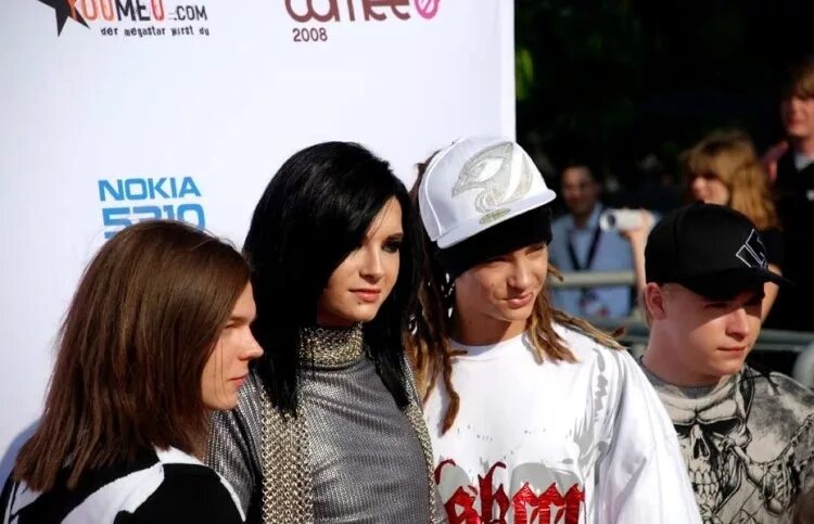 Группа б 2008. Bill Kaulitz Comet 2008. Tokio Hotel Comet 2008. Популярные группы 2008. Немецкая Молодежная популярная группа Родом из Германии Токио хотел.