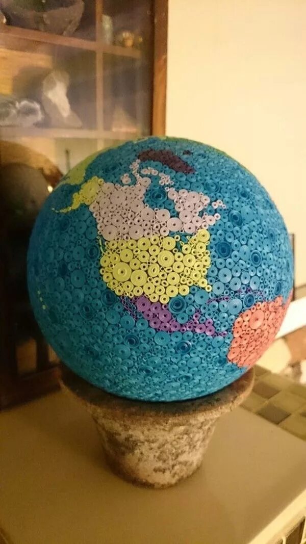 Из чего можно сделать шар землю. Поделка Глобус. Земля из пенопластового шара. Глобус своими руками поделка. Макет земли.