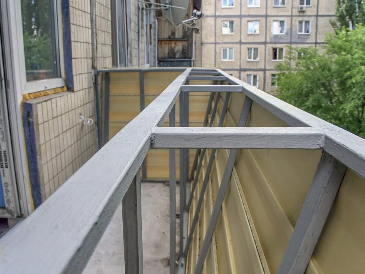 Балкон с выносом. Выносной балкон. Металлический балкон с выносом. Выносное остекление балкона.